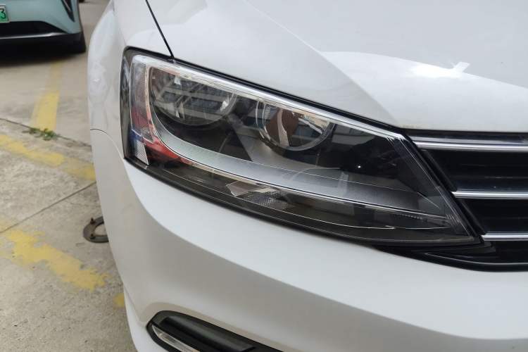 Used Volkswagen Sagitar 2018 1.6L Manual Comfort Model Right Front Headlight