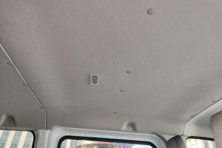 Used Ford Transit 2020 2.0T Gasoline Multi-Function Commercial Vehicle Mid-Drive Low-Roof Design with Dual Rear Doors Meeting China VI Emission Standards
