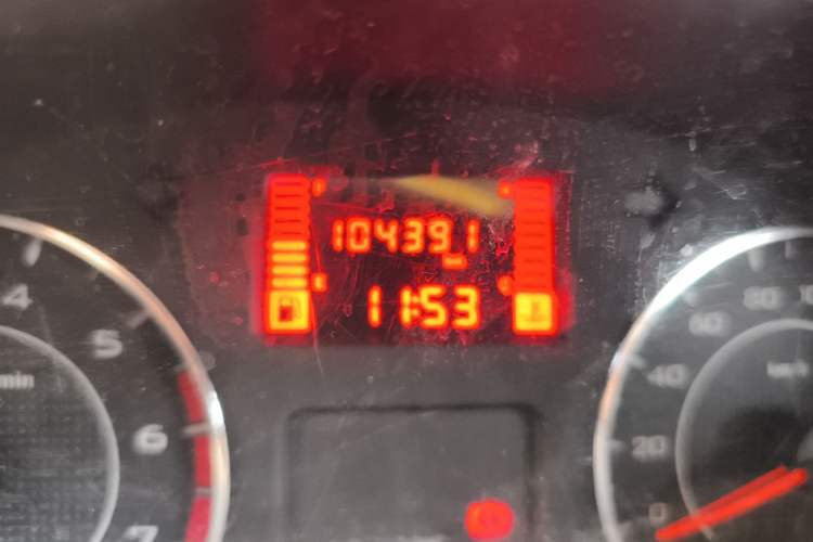 Used Wuling Rongguang V 2015 1.2L Base Version Odometer Close Up