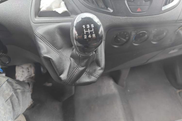 Used Ford Transit 2017 2.0T Diesel Multi-Purpose Commercial Vehicle Short Wheelbase Low Roof China V Standard