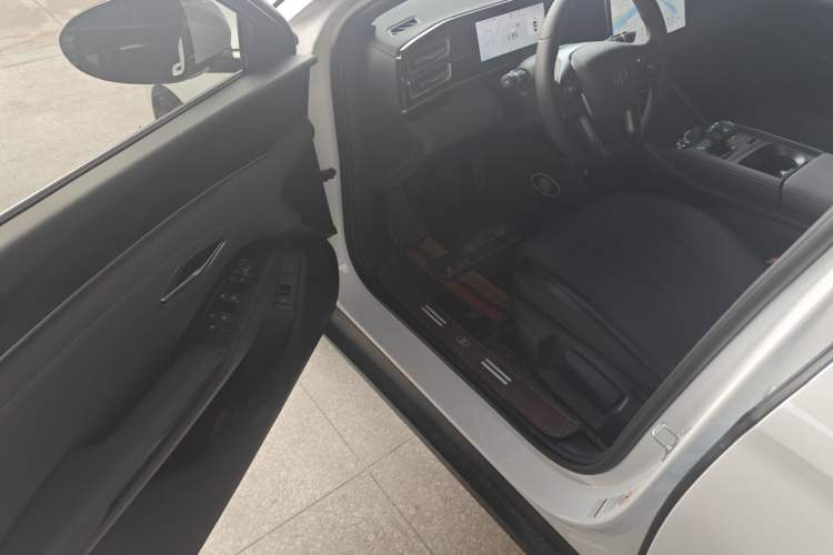 Used BYD Qin L 2025 DM-i Smart Drive 80KM Leading Model Driver Seat