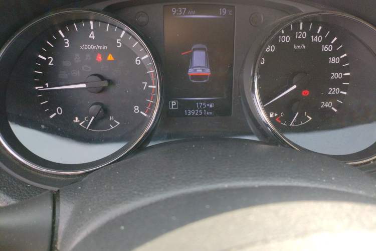 Used Nissan X-Trail 2017 2.5L CVT Luxury Edition 4WD Odometer Close Up