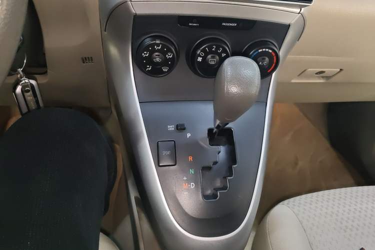Used Toyota Verso 2014 Starlight 180E CVT Elite Edition Gear Lever