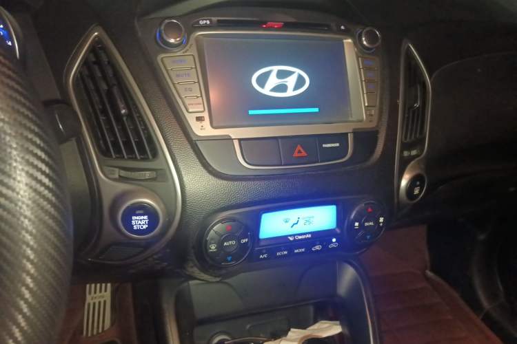 Used Hyundai ix35 2013 2.0L Automatic Two-Wheel Drive Smart GLS China V Standard Audio And AC Panel
