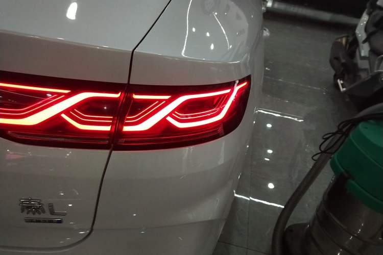 Used BYD Qin L 2025 DM-i Smart Drive 80KM Leading Model Right Rear Taillight