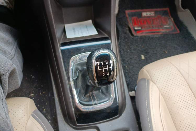 Used Baojun 310W 2017 1.5L Manual Fashion Model China V Gear Lever