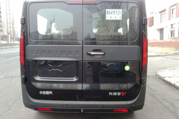 Used Sinotruk Pioneer V 2025 Multi-Function PRO Version 2.0T Automatic Short Wheelbase Low Roof Rear