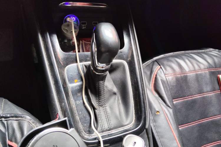 Used Roewe i5 2020 1.5L Automatic 4G Connect Luxury Flagship Edition Gear Lever