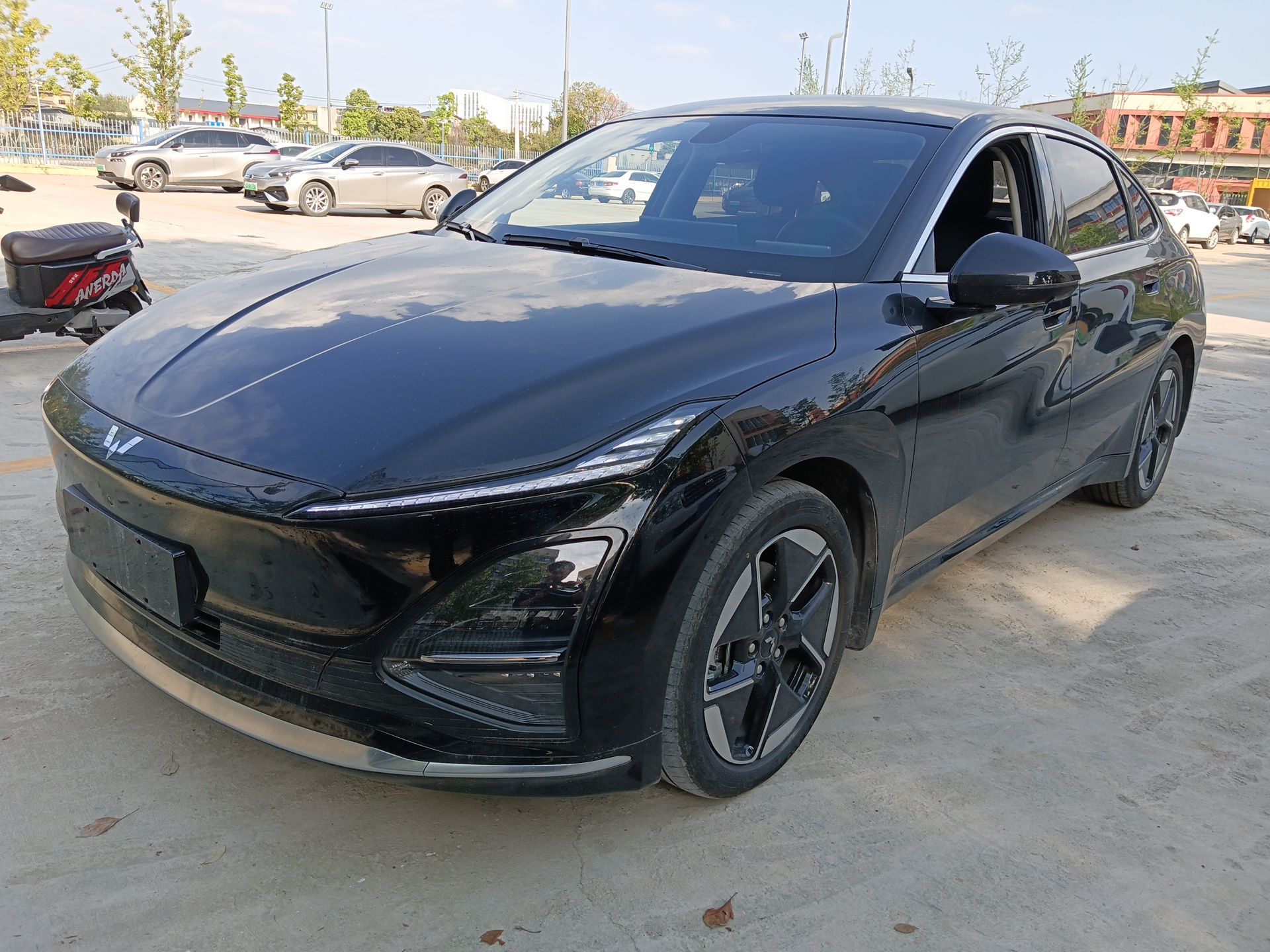 Под передней частью автомобиля