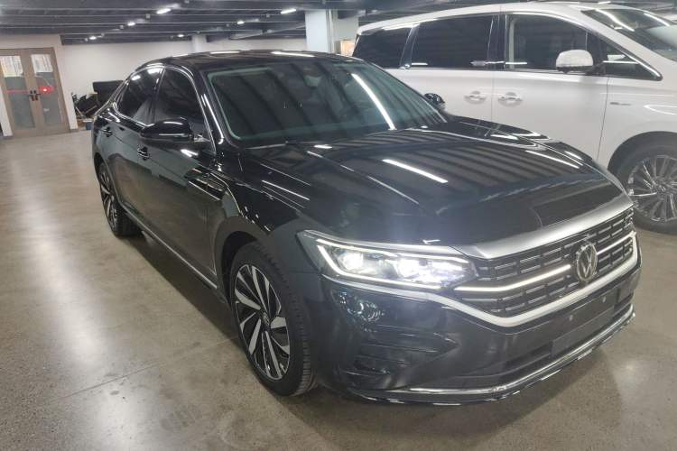 Used Volkswagen Passat 2023 Facelift 330TSI Luxury Edition Front Right 45 Deg