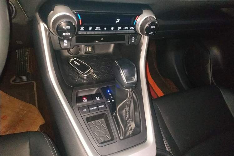 Used Toyota Wildlander 2023 2.0L CVT Two-Wheel Drive Luxury PLUS Edition Gear Lever