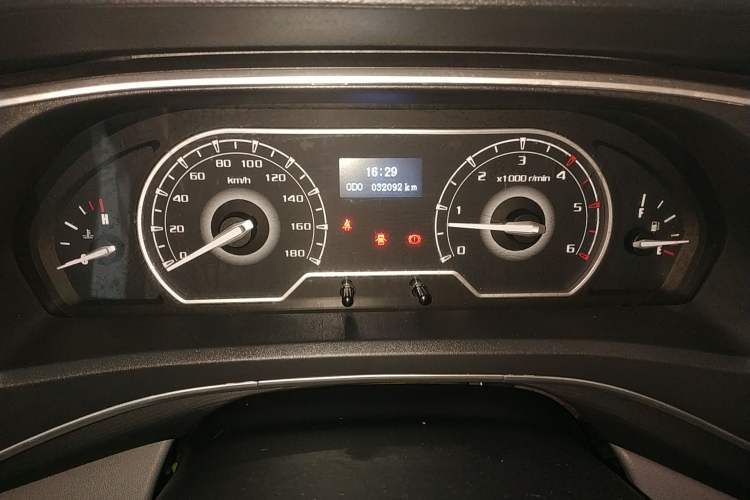 Used SAIC MAXUS Xintu V80 2024 Aotuntong Value Edition 6MT Short Wheelbase Ultra-Low Roof 127 Ps 5/6 Seats Instrument Cluster