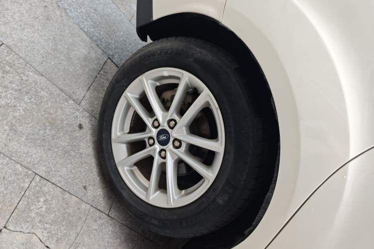 Used Ford Focus 2018 Sedan Classic 1.6L Automatic Trendy SmartDrive Edition Exterior 2