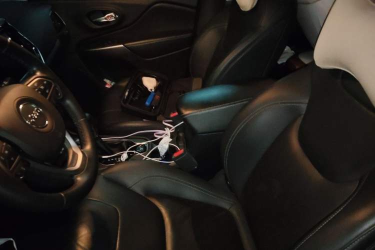 Used Jeep Cherokee 2019 2.0T Two-Wheel Drive Smart Enjoyment Version China V
