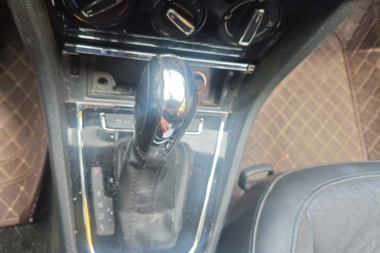 Used Volkswagen Bora 2014 1.6L Automatic Comfort Model Gear Lever