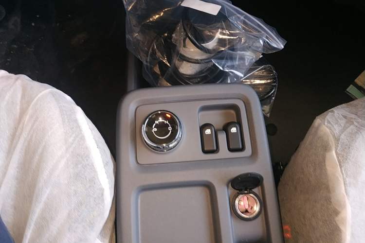 Used Wuling Yangguang 2024 300KM Comfort Version Passenger Van 75kW