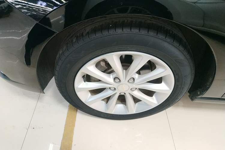 Used Chevrolet Cruze 2018 320 Automatic Pioneer Sunroof Edition Left Front Wheel Hub