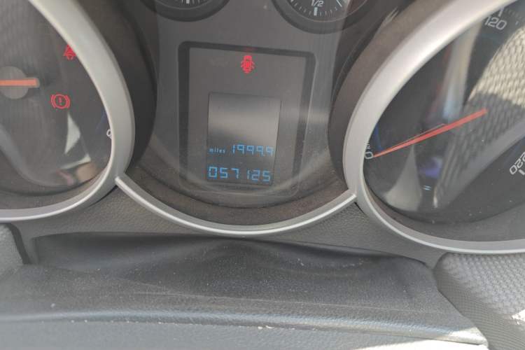 Used Chevrolet Cruze 2012 1.6L SE MT Odometer Close Up