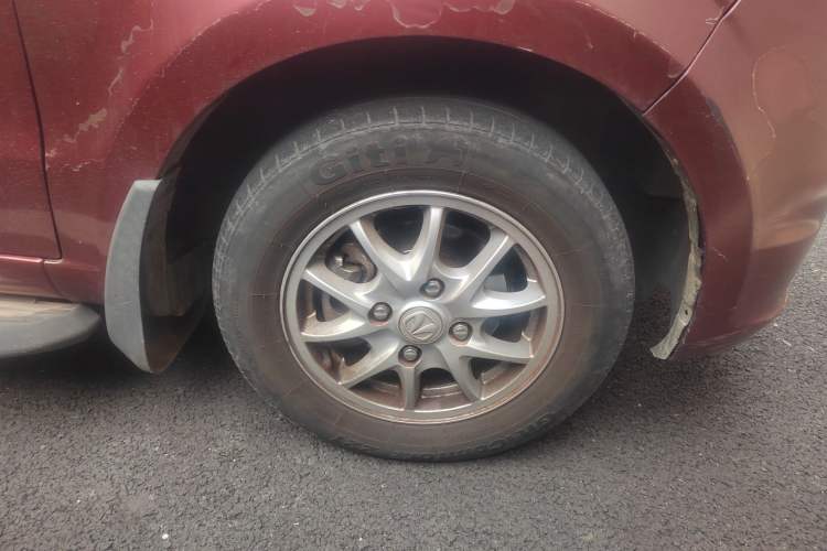 Used BAIC Weiwang M20 2014 1.5L Comfort version DAM15DL Right Front Wheel Hub