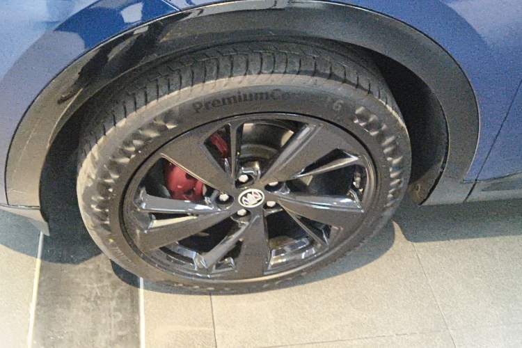 Used Buick Envision 2022 Encore S GS Two-Wheel Drive Smart & Sporty Model Left Front Wheel Hub