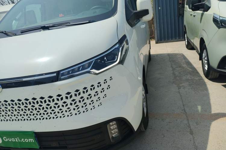 Used SAIC MAXUS Xintu V70 2025 2.0T Manual Long Wheelbase Mid-Height Luxury Version 9 Seats
