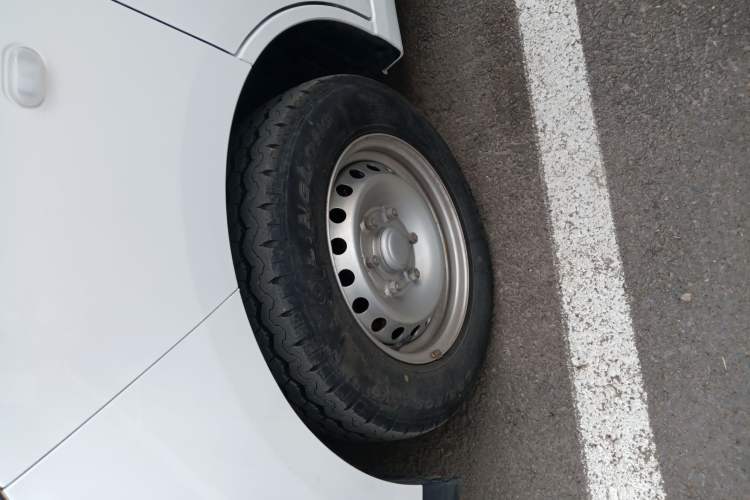 Used Wuling Yangguang 2024 300KM Comfort Version Passenger Van 75kW Left Front Wheel Hub