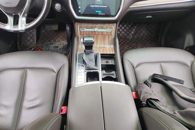 Used Roewe RX8 2019 30T Smart Connectivity Two-Wheel Drive Supreme Flagship Edition
