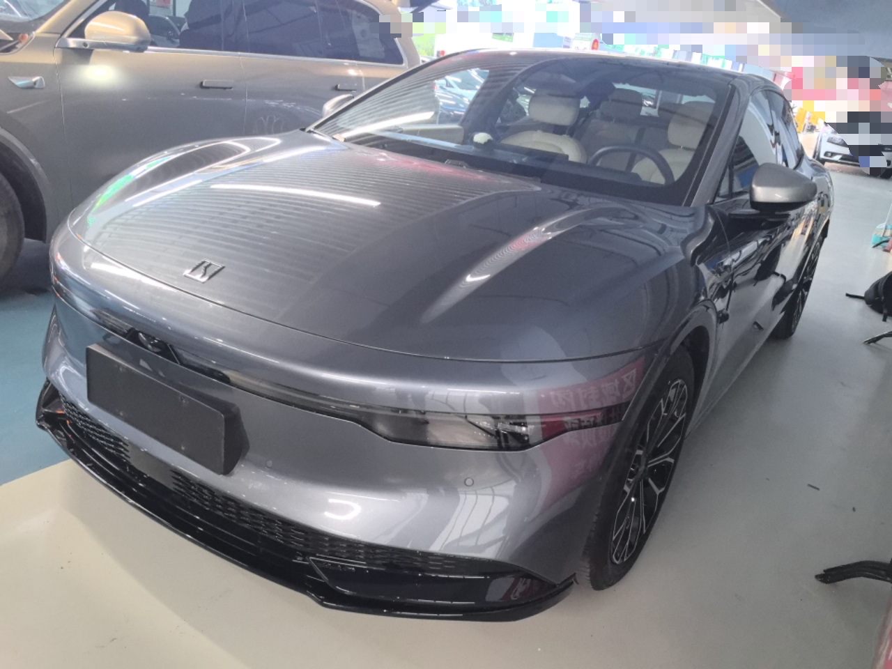 تحت مقدمة السيارة