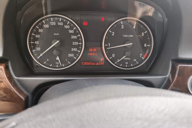 Used BMW 3 Series 2010 320i Luxury Model Odometer Close Up