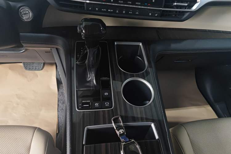 Used Toyota SIENNA 2023 2.5L Hybrid Deluxe Edition Gear Lever