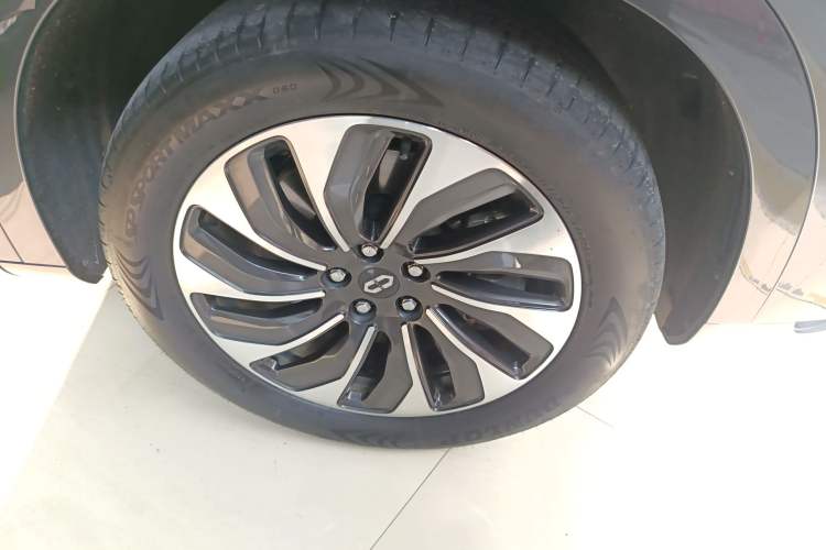 Used Hima AITO M7 2024 1.5T Rear-Drive Plus Version 5 Seats Right Front Wheel Hub