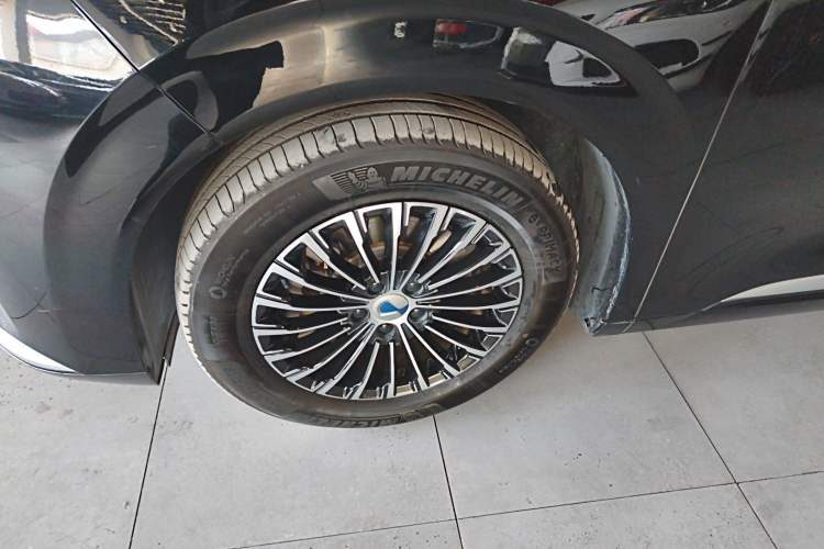 Used Denza D9 2022 DM-i 1040 Prestige Model
