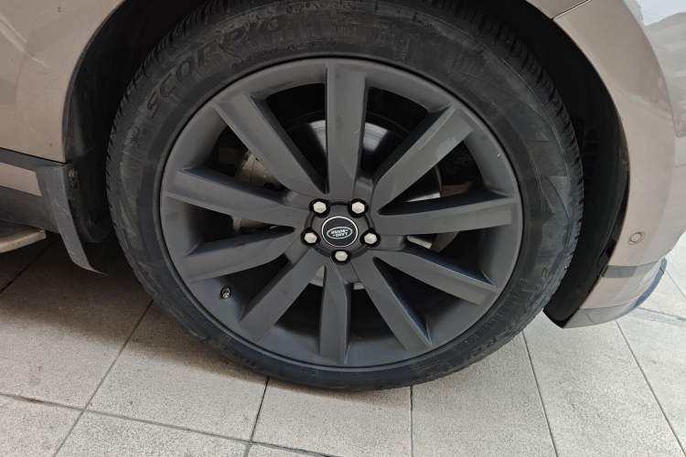 Used Land Rover Range Velar 2017 P380 R-DYNAMIC HSE Right Front Wheel Hub