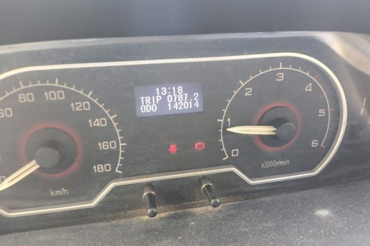 Used SAIC MAXUS Xintu V80 2015 2.5T Manual Aoyuntong Version Short Wheelbase Mid-Roof Odometer Close Up