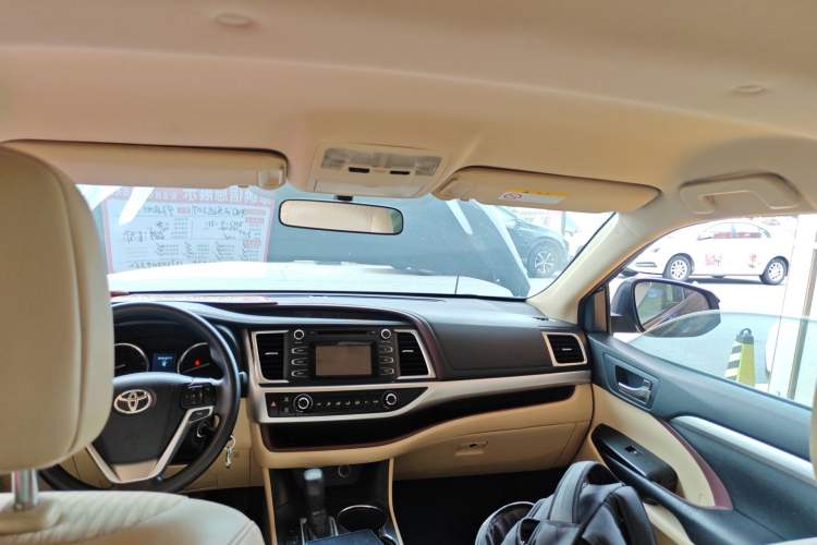 Used Toyota Highlander 2017 2.0T Two-Wheel Drive Elite Version 7 Seats Headliner