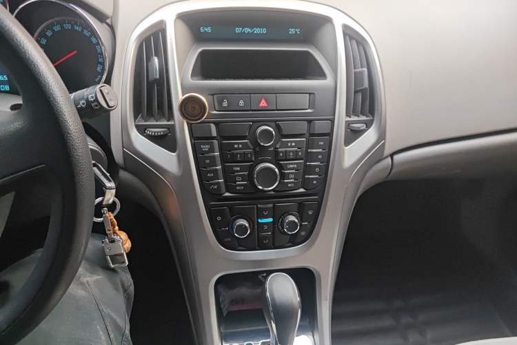 Used Buick GT 2014 XT 1.6L Automatic Comfort Edition Audio And AC Panel