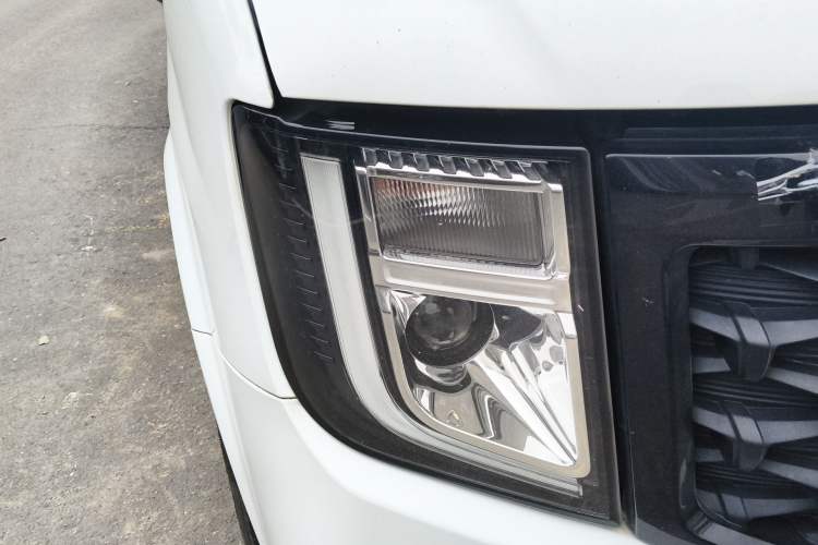 Used JMC Fushun 2023 2.0T Manual Mid-Drive Mid-Roof Commercial Multi-Purpose 7-Seater Passenger Vehicle Right Front Headlight