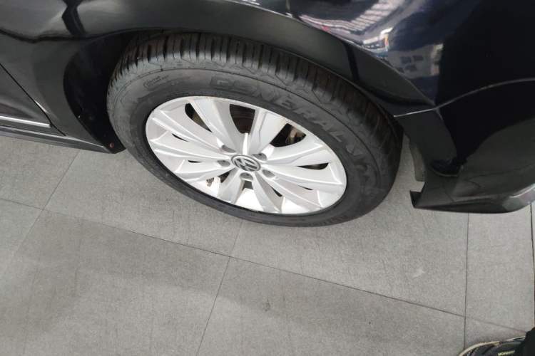 Used Volkswagen Sagitar 2015 230TSI Automatic Comfort Version Right Front Wheel Hub