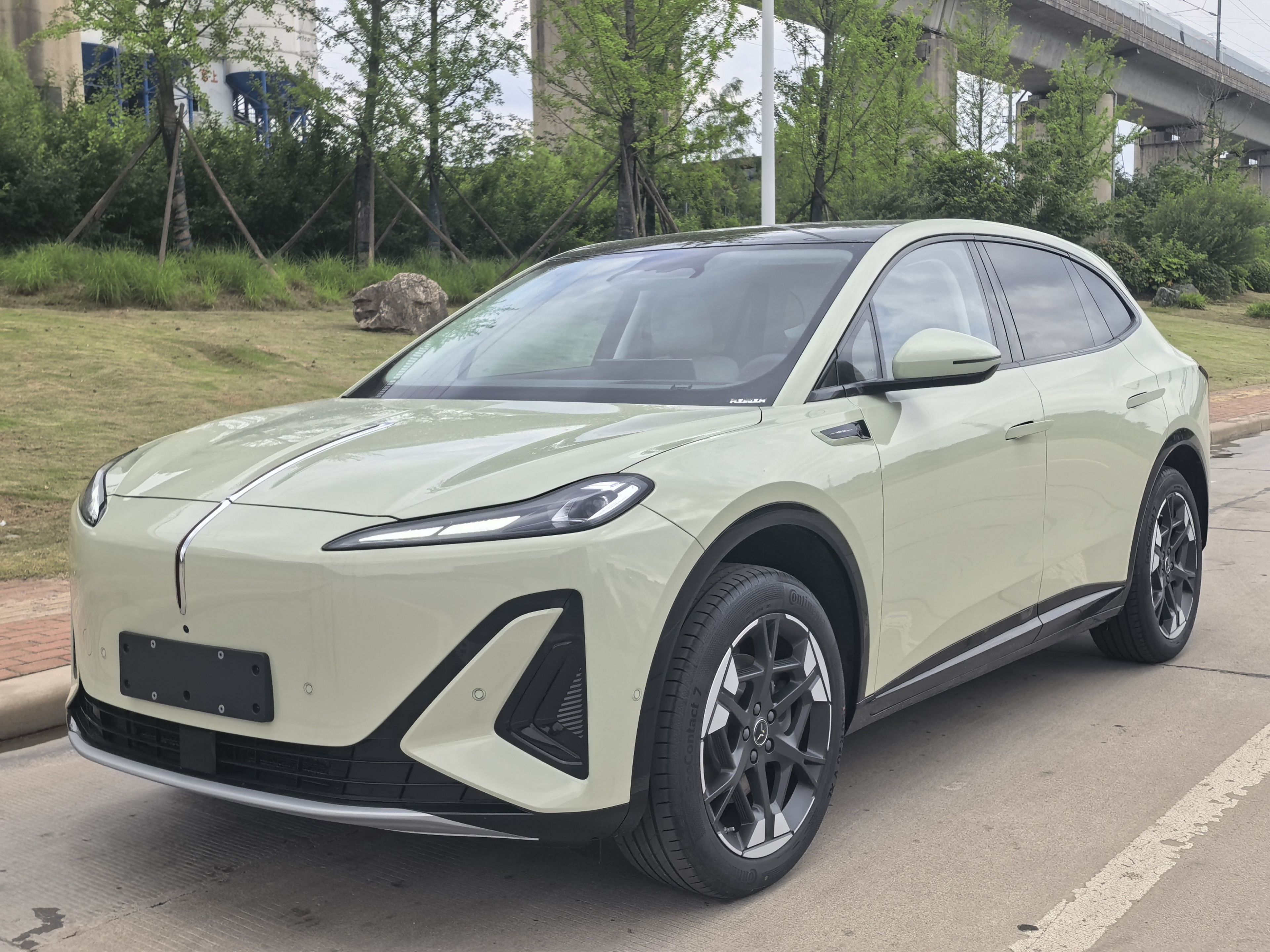 Под передней частью автомобиля