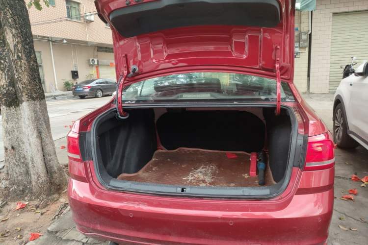 Used Volkswagen Lavida 2015 1.6L Automatic Fashion Edition Trunk