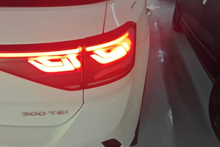 Used Volkswagen T-ROC 2023 300TSI DSG Two-Wheel-Drive Chen Guang Edition Right Rear Taillight