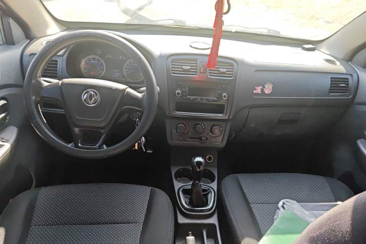 Used Dongfeng Fengon 330 2014 1.5L Manual Utility Version DK15 Center Console