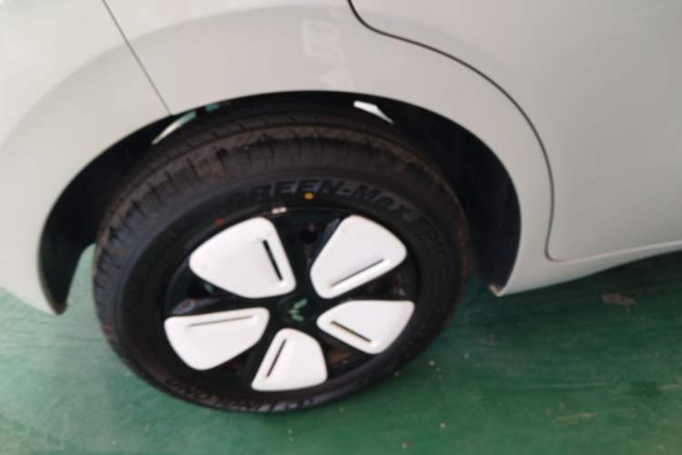 Used Wuling Hongguang MINIEV 2025 Four-Door Version Advanced Edition Right Rear Wheel Hub