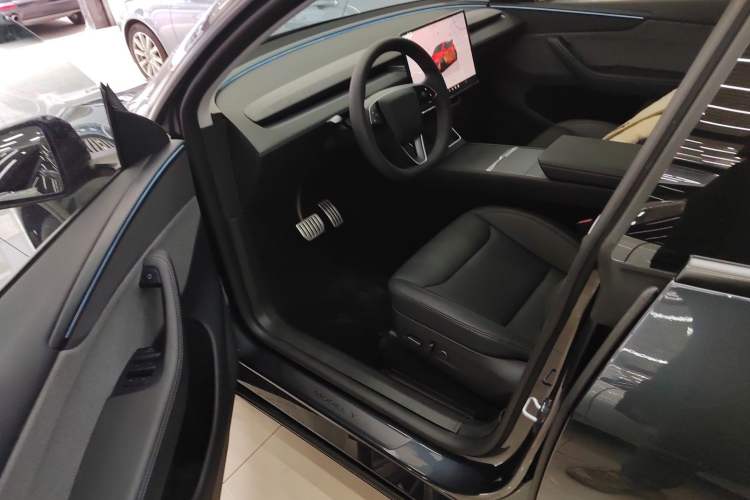 Used Tesla Model Y 2025 Rear-Wheel-Drive Version
