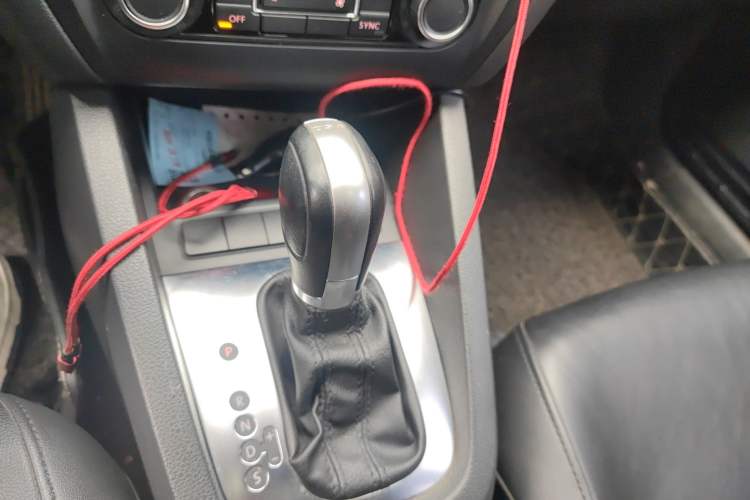 Used Volkswagen Sagitar 2014 Revised Version 1.4TSI Automatic Luxury Edition Gear Lever