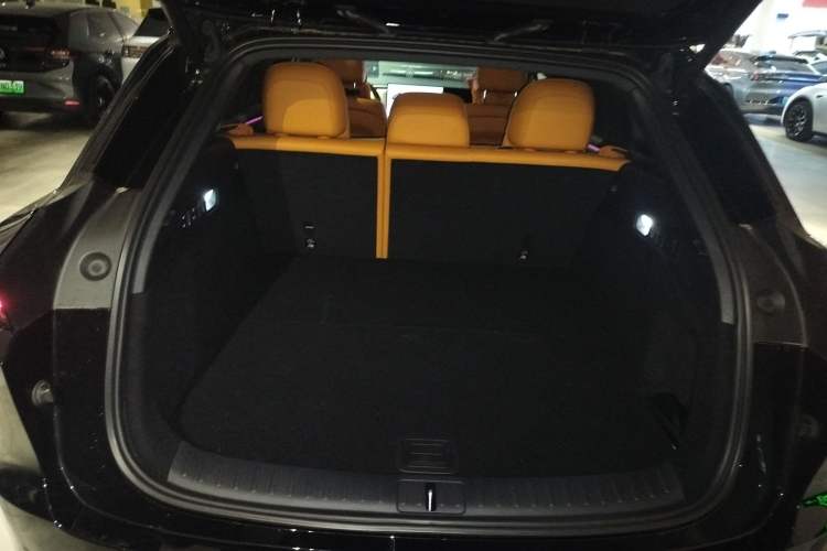 Used Li Auto i6 2025 Model Four-Wheel-Drive Standard Type
