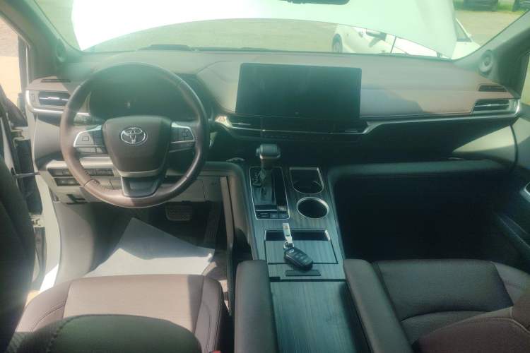 Used Toyota SIENNA 2023 2.5L Hybrid Platinum Edition
