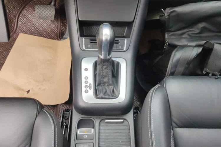 Used Volkswagen Tiguan 2017 300TSI Automatic Two-Wheel Drive Silk Road Comfort Edition Gear Lever