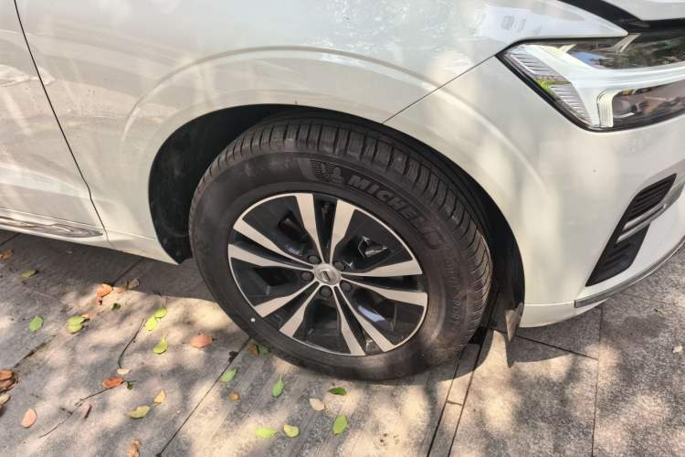 Used Volvo XC60 2024 B5 4x4 Smart Luxury Edition Right Front Wheel Hub