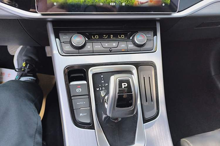 Used Geely Auto Emgrand X7 Sport 2021 Million Edition 1.8TD DCT Two-Wheel Drive Comfort Model Gear Lever